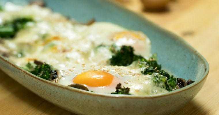 Ovos no forno com brócolos, cogumelos e queijo [VIDEO]